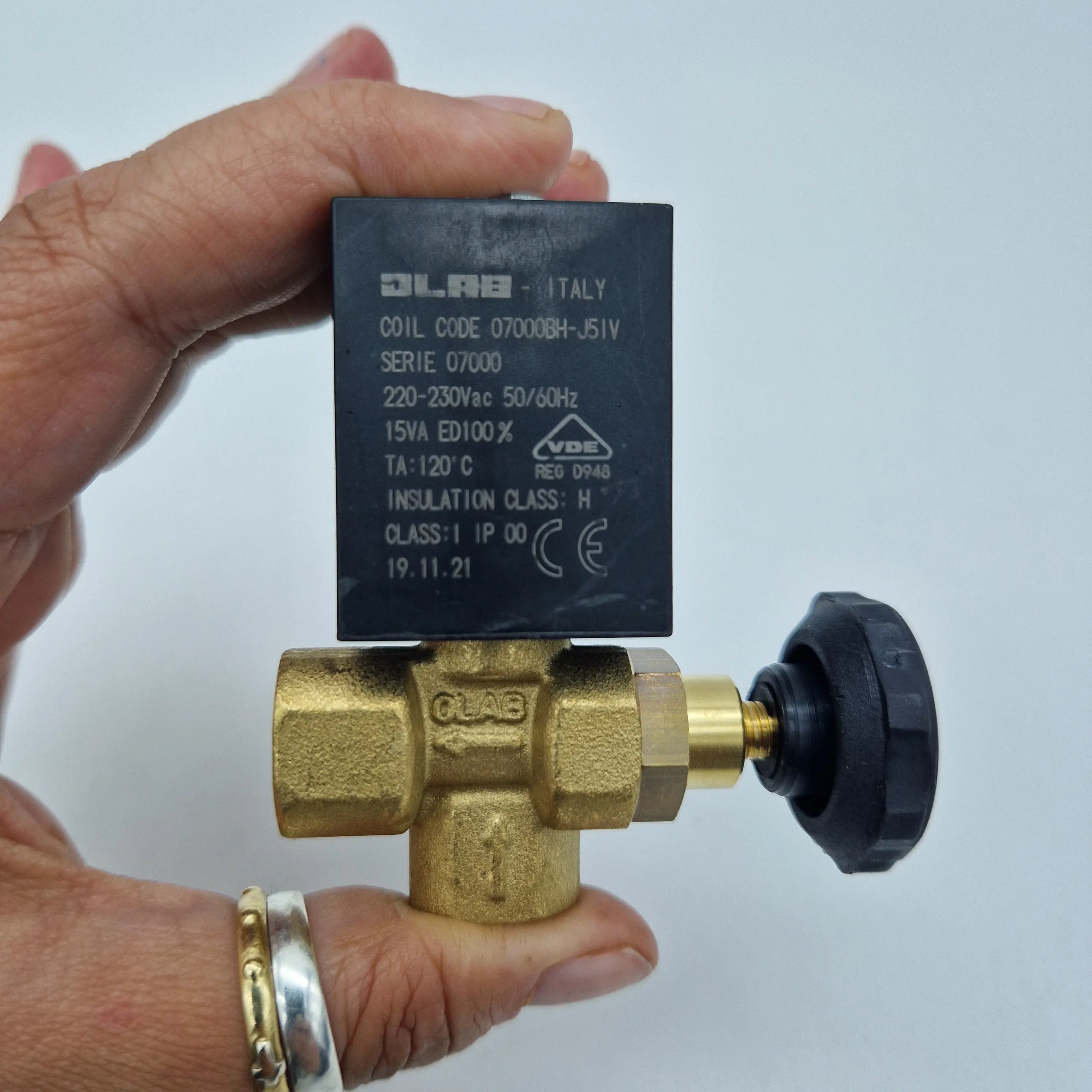 Elettrovalvola olab 2 vie 1/8m e portagomma verticale -230v/50hz Elettrovalvola olab 2 vie 1/8m e portagomma verticale -230v/50hz